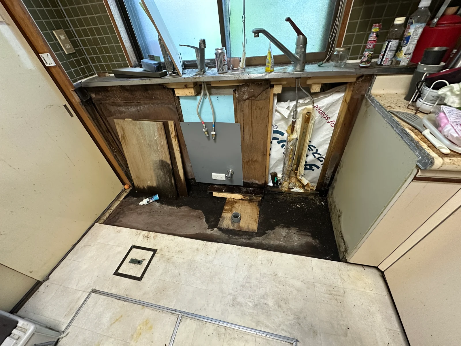 函館で漏水修理｜キッチン撤去で判明した給水管の異常と想定以上の床の腐食 施工写真3